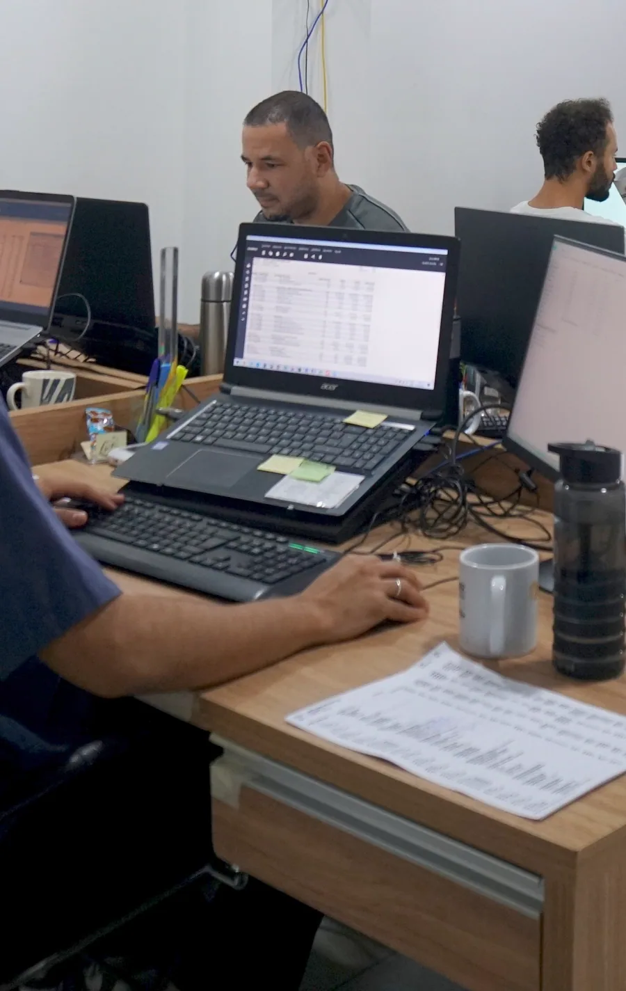Equipe da Prime Gestão Contábil reunida nas estações de trabalho do escritório em Goiânia