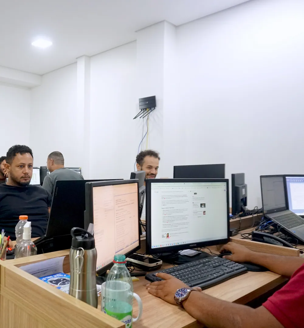 Equipe da Prime Gestão Contábil trabalhando no escritório em Goiânia