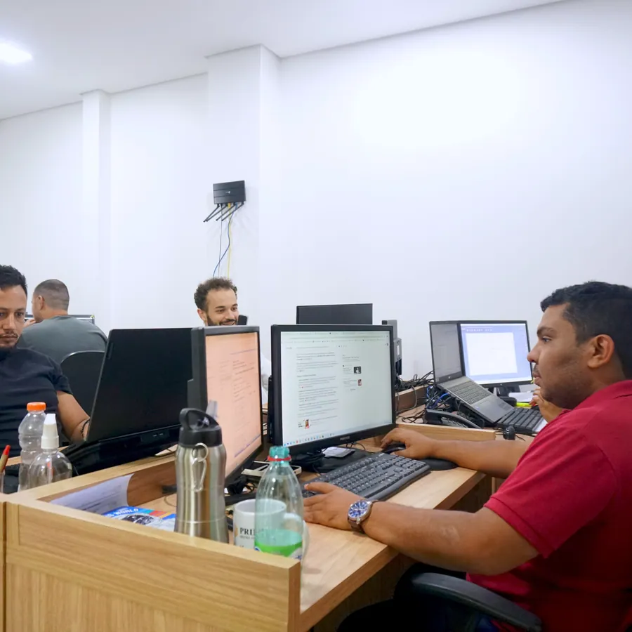 Equipe da Prime Gestão Contábil reunida em frente ao escritório em Goiânia