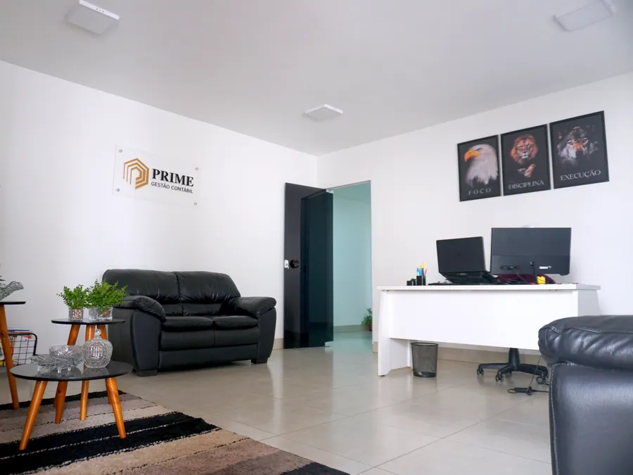 Recepção da Prime Gestão Contábil, com sofá de espera e a marca aplicada na parede