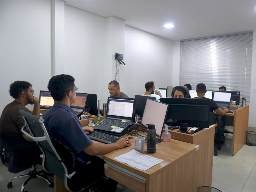 Equipe da Prime Gestão Contábil trabalhando nas estações do escritório em Goiânia