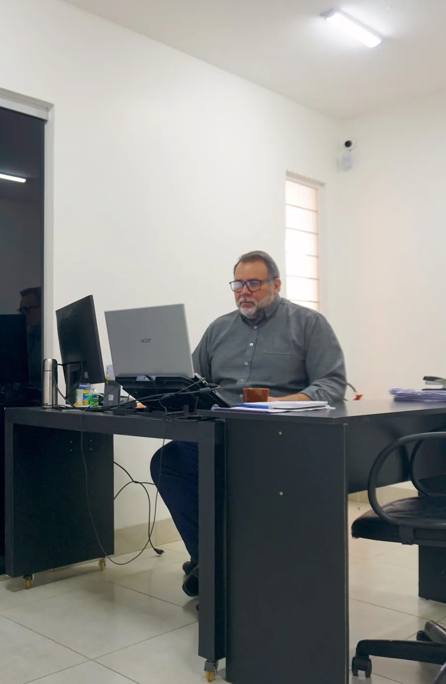 Contador da Prime Gestão Contábil à sua mesa de trabalho no escritório